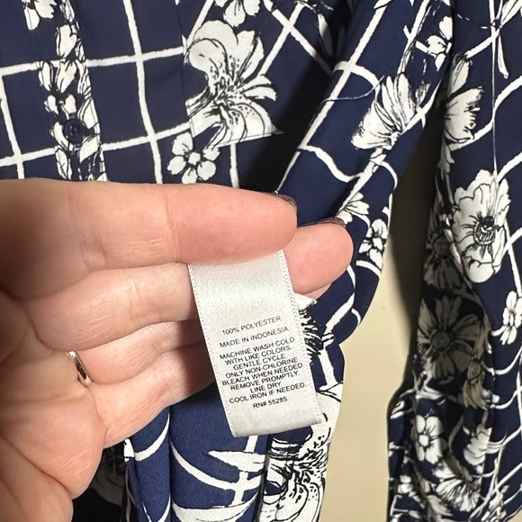 Express‎ Portofino Blue White Floral Button Down Top | Medium - Picture 5 of 5